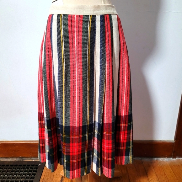 Pleated plaid skirt - Picture 2 of 5